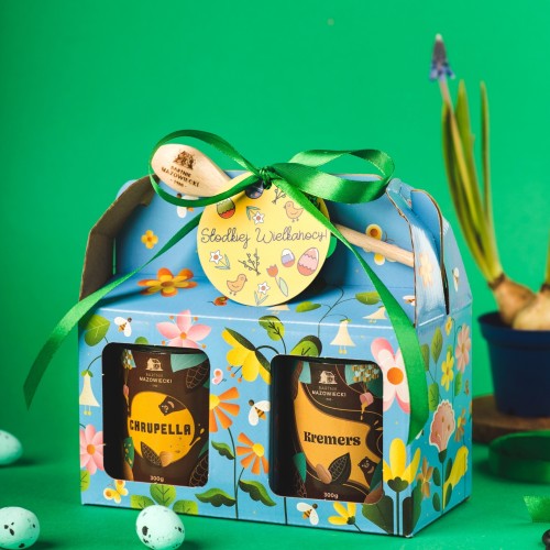 Zestaw dwóch past orzechowych na Wielkanoc w niebieskim pudełku w kwiaty 