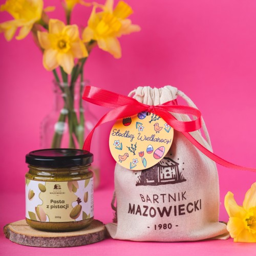 Pasta z pistacji w lnianym worku z biletem i wstążką na Wielkanoc